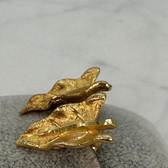 Vintage BSK Leaf Clip Back Earrings Signed Diamond Cut  Gold-tone Estate - Picture 4 of 8